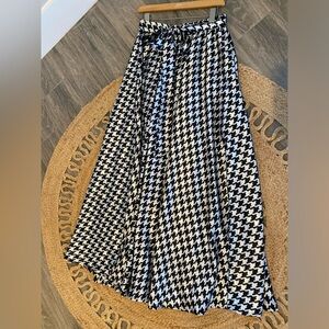TRUE Destiny  Maxi Skirt Black and White size Small